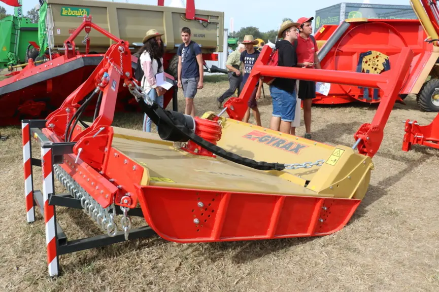 Le gyrobroyeur forestier Gyrax GV à chaînes adopte un rabatteur hydraulique complétée d'une tôle déflectrice