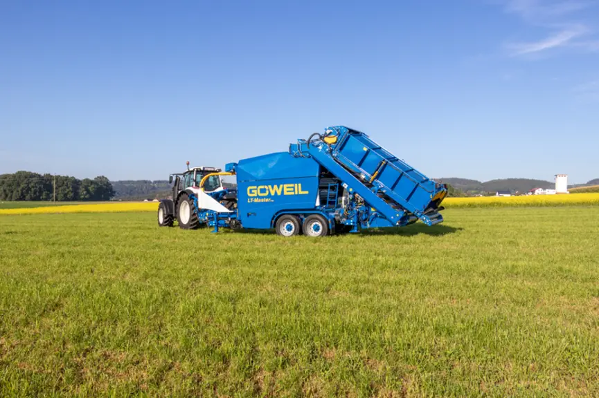 La presse enrubanneuse LT-Master F115 de Göweil pèse près de 16 tonnes.