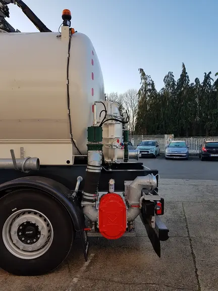 La tonne à lisier routière Typhon de Mauguin Citagri peut recevoir en option une pompe à lobes à l'arrière.