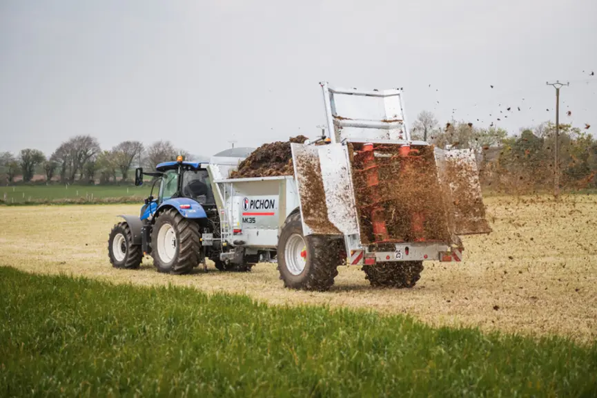 La fonctionnalité Opti-Sensor analysant en temps réel le taux de matière sèche, ainsi que les unités de N, P et K du fumier ou du compost en cours d'épandage.