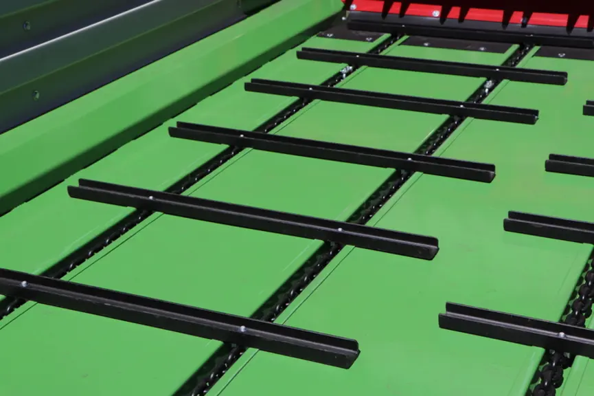 Les remorques autochargeuses Strautmann Magnon CFS 8 sont équipées d’un plancher en acier. et d'un fond mouvant composé de quatre chaînes.