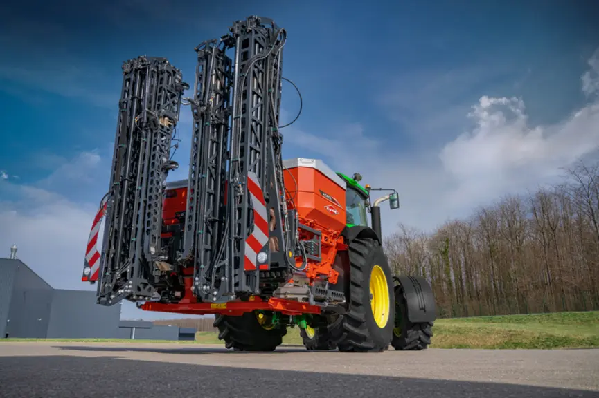 Au transport, la rampe se replie en arrière pour ne pas impacter le gabarit routier.