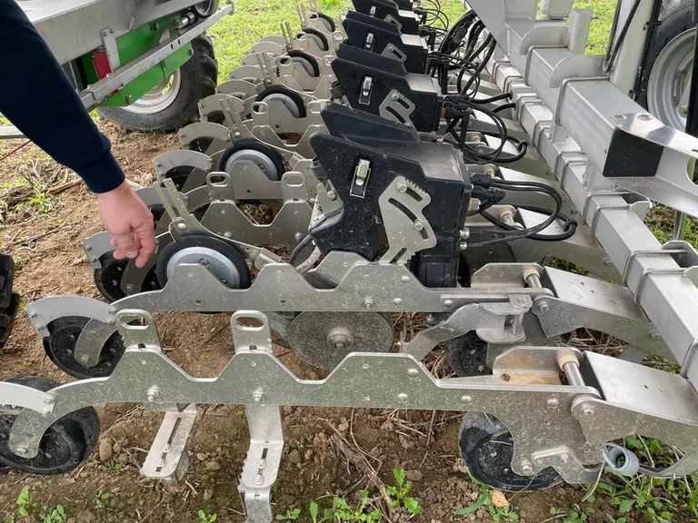Le robot Farmdroid FD20 bine entre les rangs et entre les pieds grâce à un support de lame mobile.