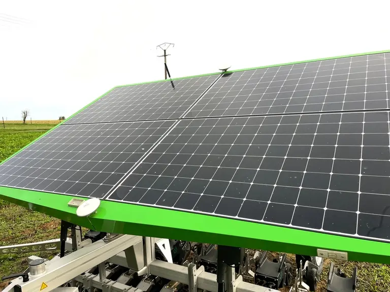 Le robot Farmdroid FD20 dispose de quatre panneaux solaires qui le rendent autonome en énergie dès que les jours sont suffisamment longs. Au besoin, u
