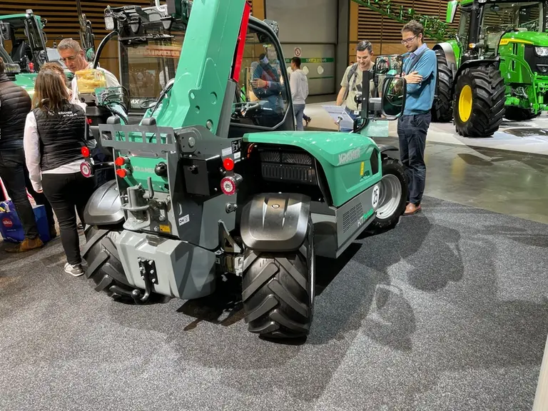 Le télescopique électrique Kramer KT144e pèse de 3 050 à 3 250 kg selon la capacité de la batterie retenue.