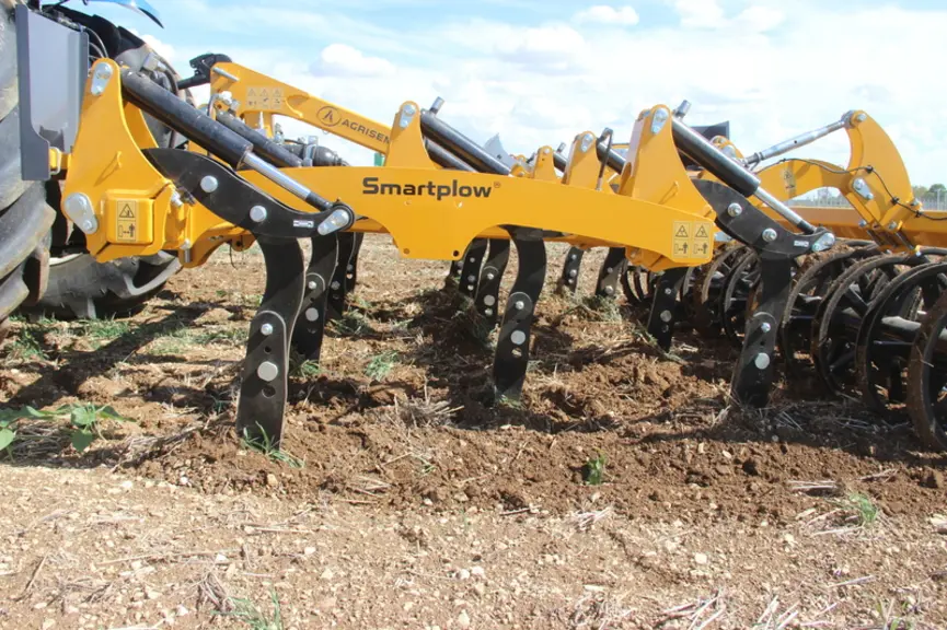 Le fissurateur Smartplow d’Agrisem reçoit trois rangées de lames à sécurité non-stop hydraulique.