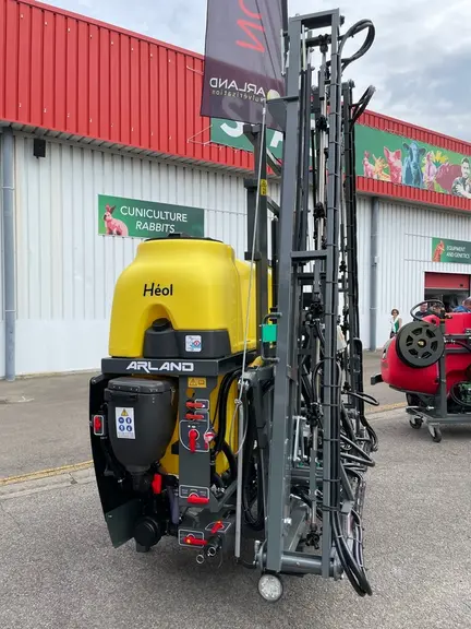 Le pulvérisateur porté Héol d'Arland reçoit un poste de mise en oeuvre simplifié avec un incorporateur de 25 l.