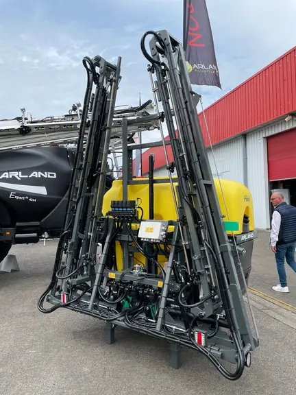 Le pulvérisateur porté Héol d'Arland accueille une rampe de 12 à 18 m
