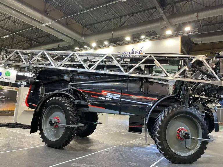 Le pulvérisateur automoteur Spectre de France Pulvé dispose d'une cuve de 5 200 litres.