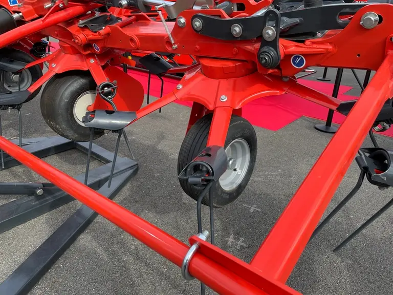 Le nouveau rotor Optitedd des faneuses Kuhn adopte une assiette et des bras emboutis à la conception renforcée.