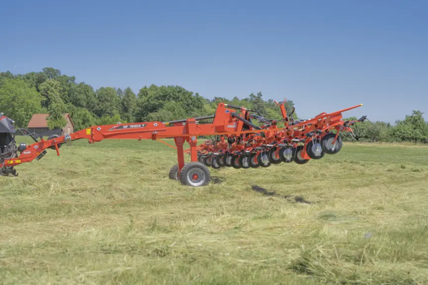Le modèle de 15 m GF 15003 T à 14 rotors complète la gamme des faneuses Kuhn de grande largeur.