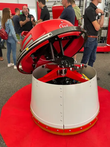 Le robot repousse-fourrage Juno de Lely dispose d'une jupe métallique plus facile à démonter.