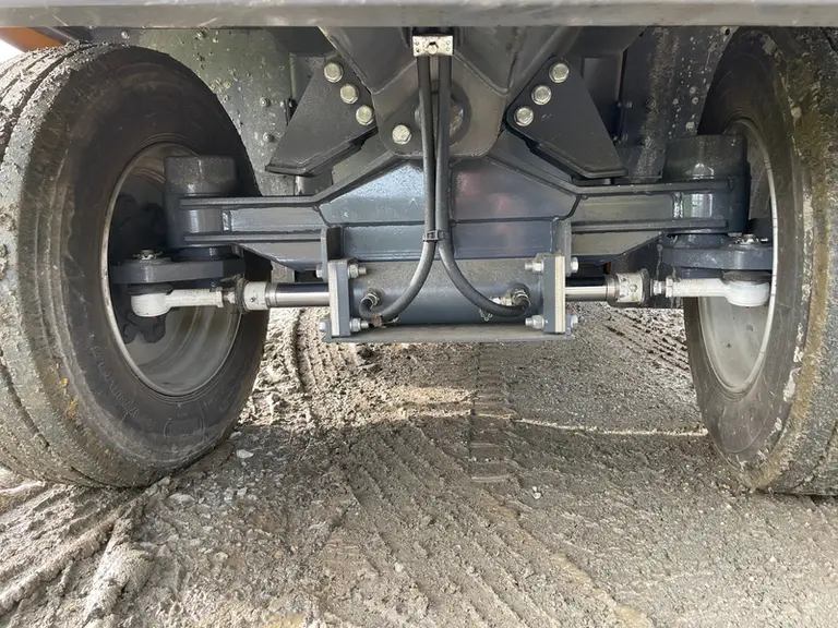 La mélangeuse automotrice Autospire Compact de Lucas G s'illustre pas son pont arrière pivotant étroit à grand angle de braquage.