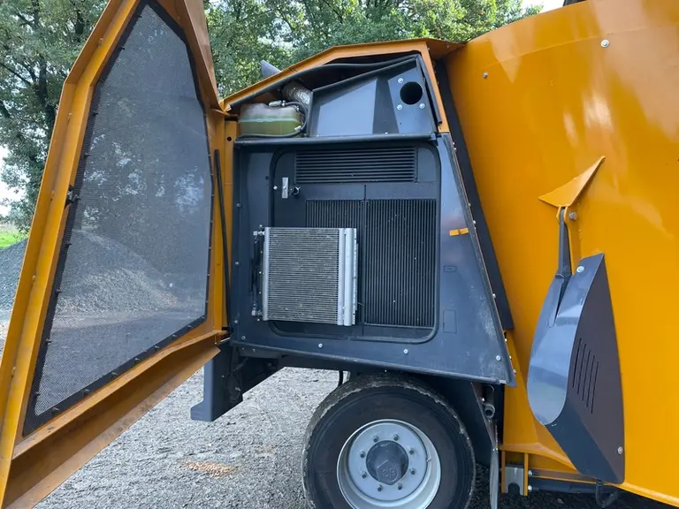 La mélangeuse automotrice Autospire Compact de Lucas G profite d'un bloc de refroidissement accessible sur le côté droit du moteur.