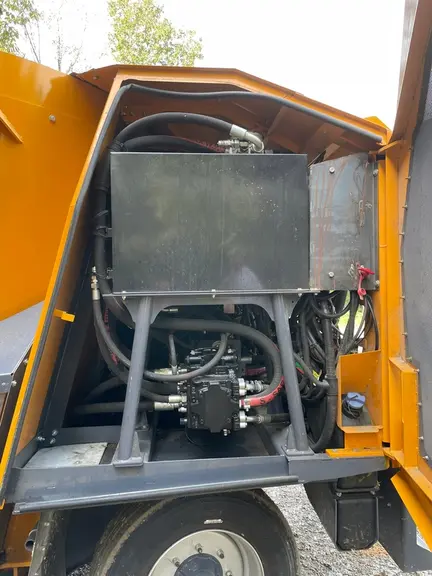 La mélangeuse automotrice Autospire Compact de Lucas G embarque trois pompes hydraulique en série, en prise directe avec le volant moteur.