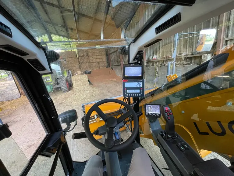 La mélangeuse automotrice Autospire Compact de Lucas G inaugure une nouvelle cabine à visibilité panoramique.