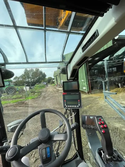La mélangeuse automotrice Autospire Compact de Lucas G dispose d'un toit vitré en continuité avec le pare-brise