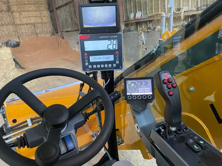 La mélangeuse automotrice Autospire Compact de Lucas G accueille un accoudoir solidaire du siège regroupant les commandes et un petit terminal
