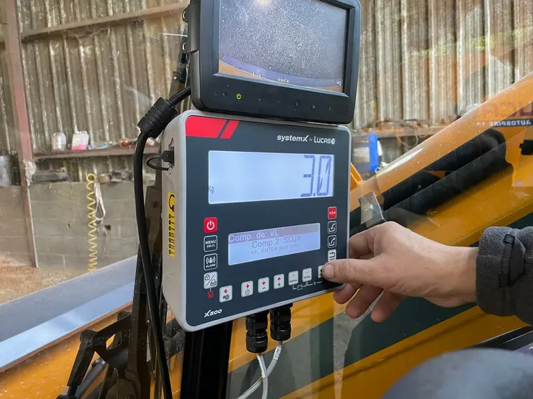 La mélangeuse automotrice Autospire Compact de Lucas G dispose d'un boîtier de pesée programmable surmonté d'un écran pour la caméra de recul.