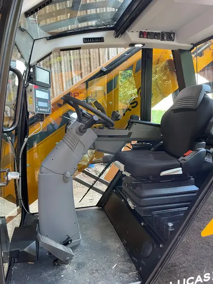 La mélangeuse automotrice Autospire Compact de Lucas G dispose d'une colonne de direction étroite à réglage multiple.