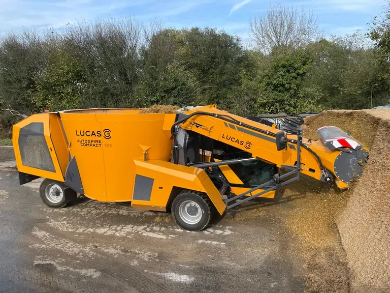 La mélangeuse automotrice Autospire Compact de Lucas G désile jusqu'à 5 m de haut.