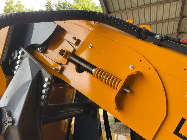 La mélangeuse automotrice Autospire Compact de Lucas G profite d'une tension automatique du convoyeur