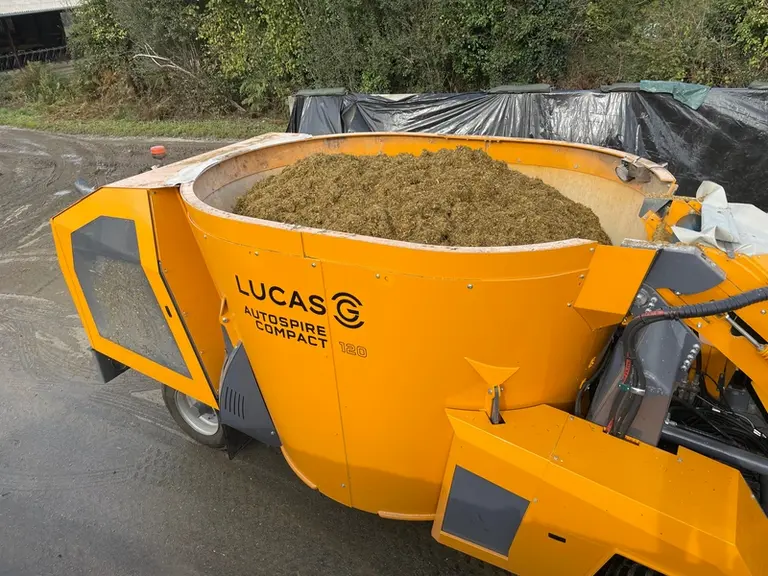 La mélangeuse automotrice Autospire Compact de Lucas G passe de 12 à 16 m3 avec un changement de rehausse de cuve. La plus grosse dispose également d'