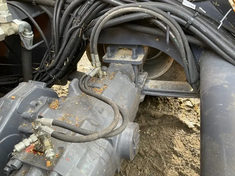 La mélangeuse automotrice Autospire Compact de Lucas G intègre un pont avant moteur suspendu.