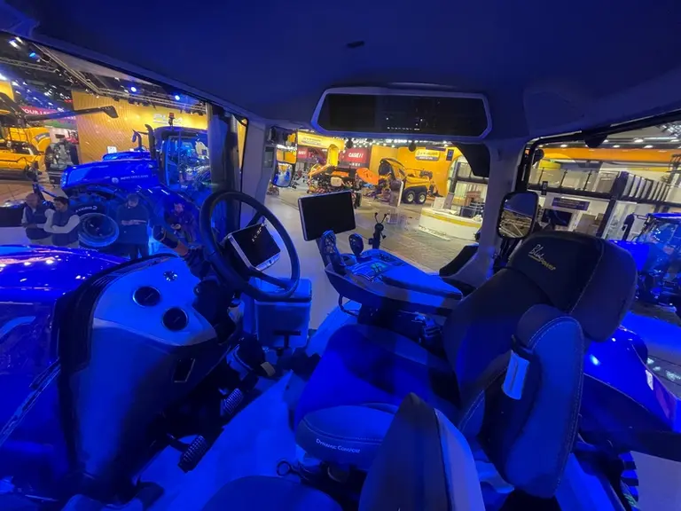 Le T7.300 peut recevoir, comme les T7 HD, l'écran au milieu du volant.