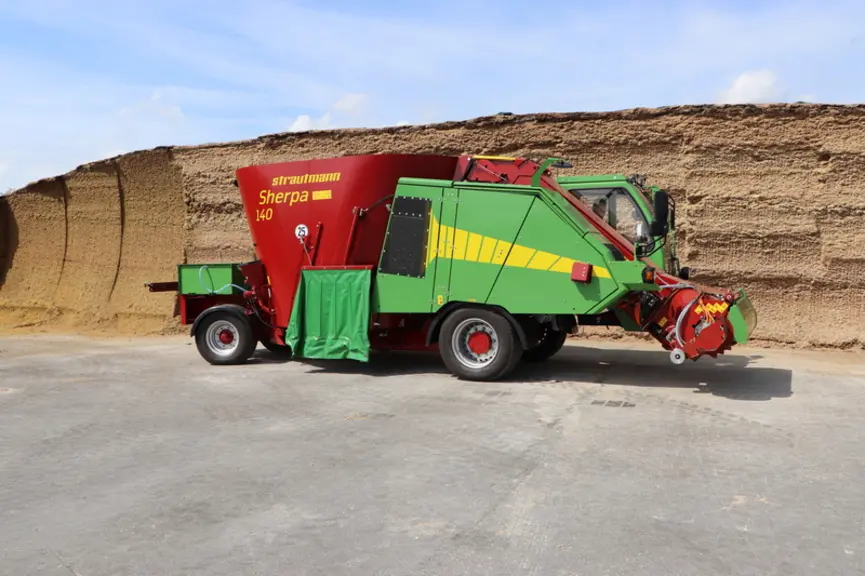 La batterie haute tension de la mélangeuse automotrice Sherpa 140 de Strautmann peut être utilisée la nuit pour alimenter le tank à lait ou le robot d
