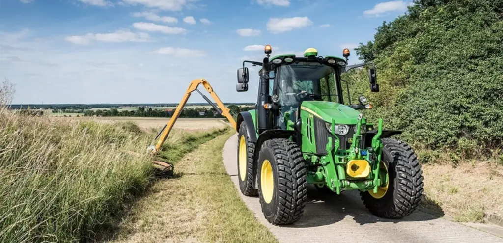 Le pneumatique TRI 2 de Nokian est davantage adapté aux travaux routiers.