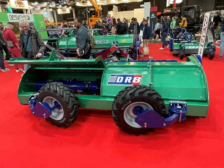 Le broyeur Desvoys DR8 dispose de roues arrière semi-pivotantes.