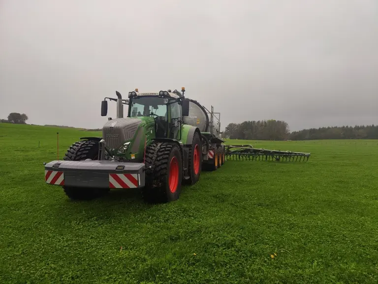 Développant 360 chevaux, le tracteur chaussé de pneus Michelin RoadBib est utilisé à 80 % du temps pour tirer une tonne à lisier de 22,5 m3 ou une ben