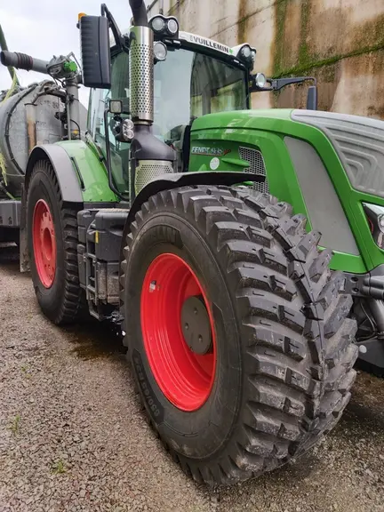 Le Fendt 936 Vario est équipé de pneus Michelin RoadBib de dimennsion 650/65 R34 à l’avant et 710/75 R42 à l’arrière.