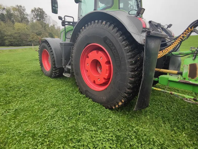 Les pneus au profil mixte route et champ du Fendt 936 Vario sont gonflés à 1,4 bar à l’avant et 1,6 bar à l’arrière.