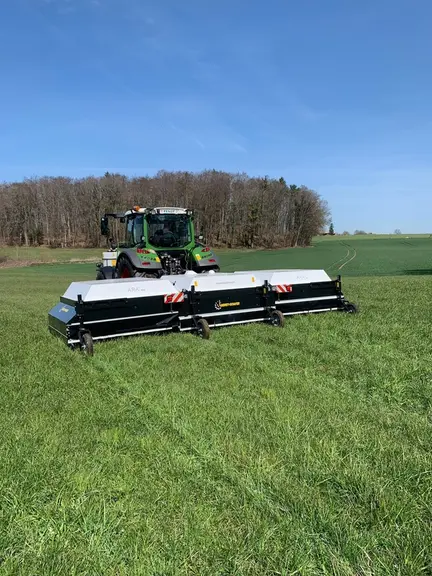 Uniquement disponible en largeur de 6 mètres, le pulvérisateur Ara d’Ecorobotix est, à l’ETA Andrey Schafer, attelé derrière un tracteur de 130 chevau