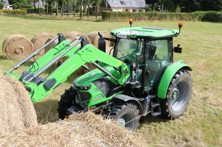 Le tracteur Deutz-Fahr 6125C offre un bon débit de chantier au chargeur.