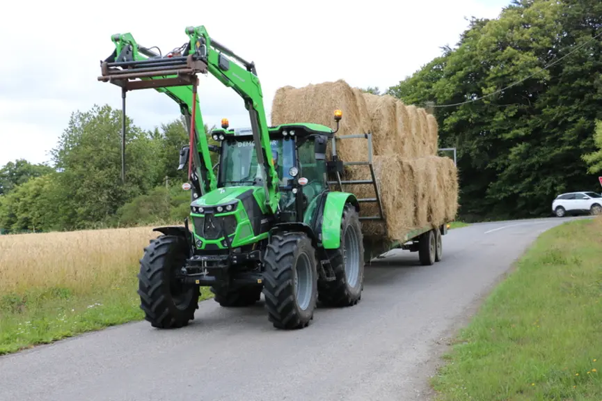 Le tracteur Deutz-Fahr 6125C profite de sa transmission full-powershift au transport.