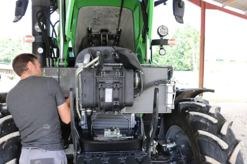 Le tracteur Deutz-Fahr 6125C n'offre qu'un seul radiateur coulissant.