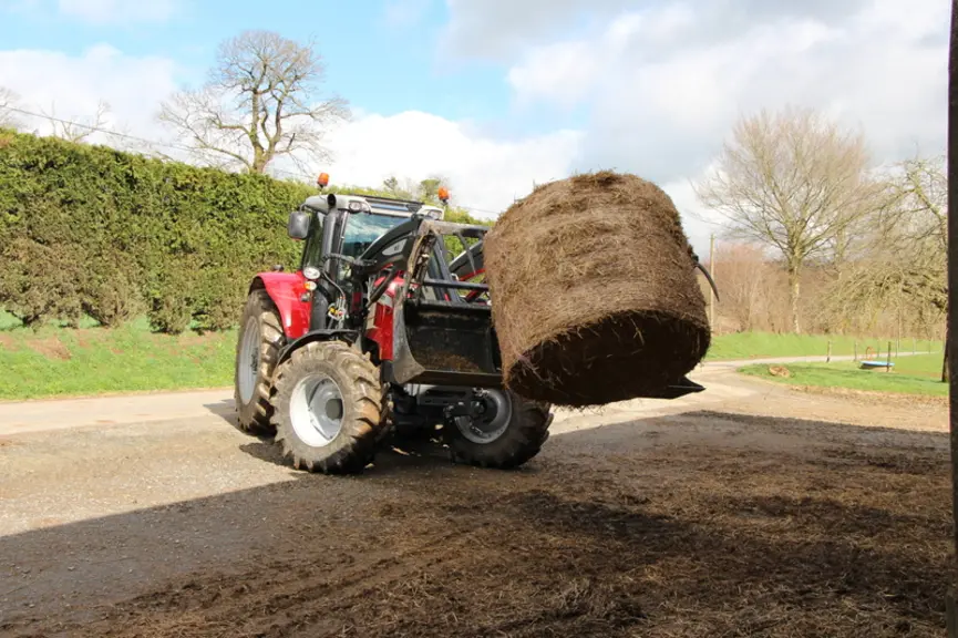 Un petit tracteur bien doté en hydraulique pour la manutention est un bon compromis débit de chantier/consommation.