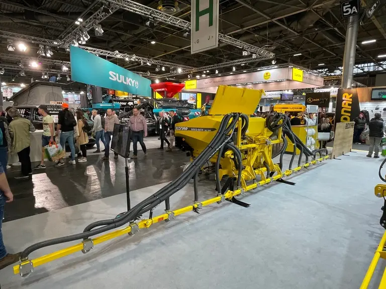 La trémie frontale Seed Box SB de Bednar se combine à une rampe de semis ou à une bineuse.