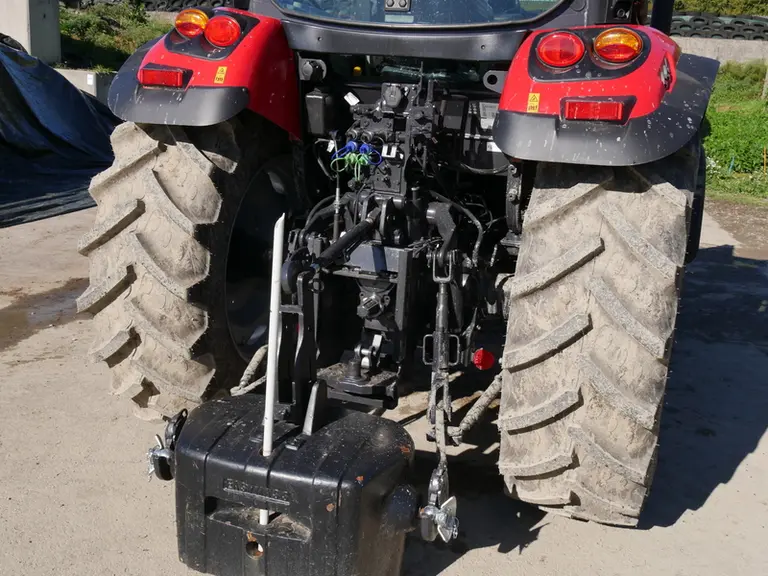 Une masse de 900 kg a été attelée sur le relevage du McCormick X5.100 pour les travaux avec le chargeur frontal Sigma 4 M20