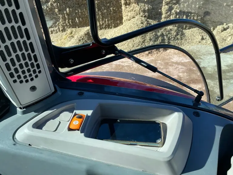 Le McCormick X5.100 dispose d'un petit bac sur l'aile gauche permettant, par exemple, de poser le téléphone portable.