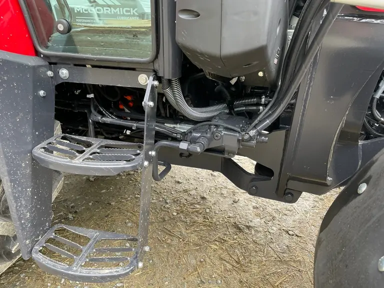 Le chargeur frontal Sigma 4 du McCormick X5.100 est alimenté en huile par un distributeur dédié en position ventrale.