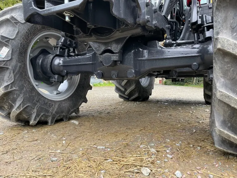 Le tracteur McCormick X5.100 essayé est équipé d'un pont avant rigide, mais il accède en option à un modèle suspendu.
