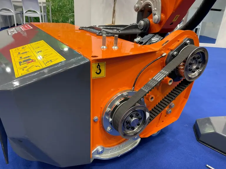 Le rotor de la tête de débroussaillage de l'épareuse Ferri TSP est animé par une courroie crantée.