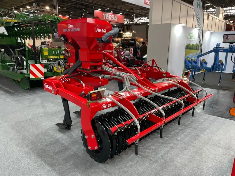 La combinaison de semis He-Va sur base de décompacteur est disponible en version portée de 3 à 5 m de large.