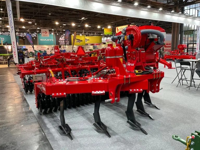 La combinaison de semis He-Va sur base de décompacteur peut compter jusqu'à trois trémies pour apporter trois produits distincts.