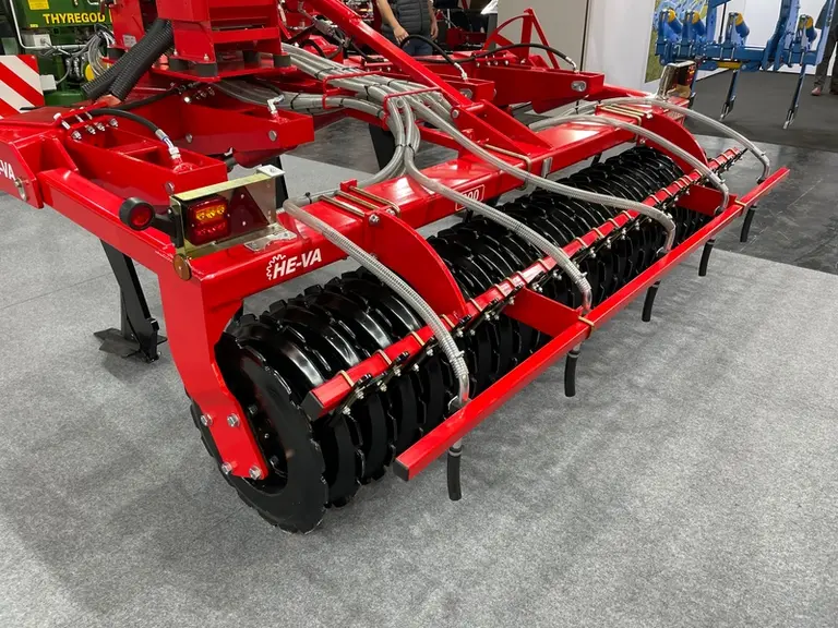 La combinaison de semis He-Va sur base de décompacteur est équipée d'un rouleau composé d'anneaux profilé s en V.