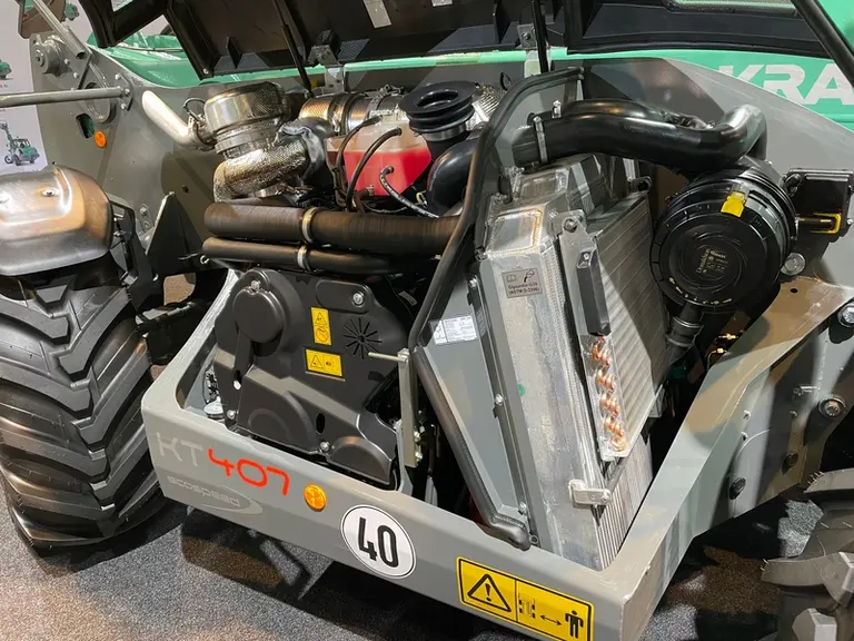 Le filtre à air prend place à l'avant du compartiment moteur sur les chargeurs télescopiques Kramer de dernière génération.